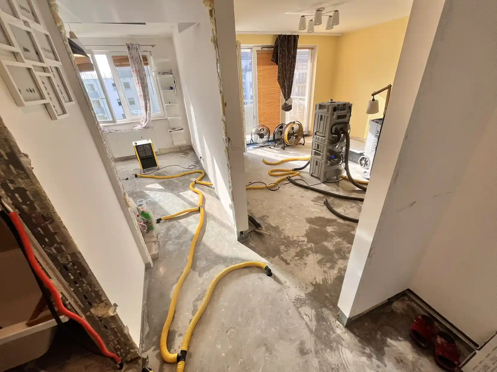 Osuszanie podposadzkowe po zalaniu – usuwanie wilgoci spod posadzki w Gdyni przez WaterLeak.pl